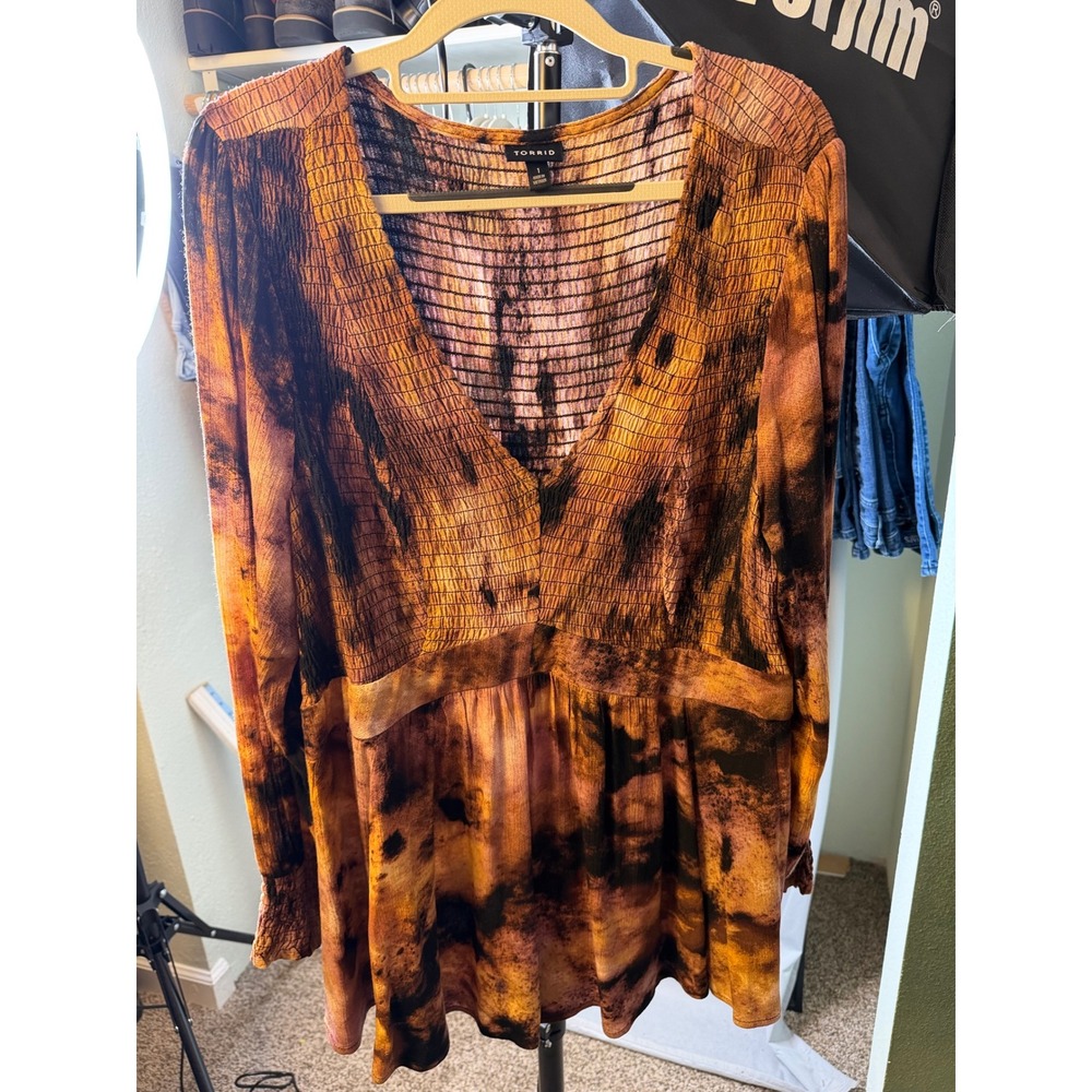 Torrid Brown Orange Tie Dye Smocked Babydoll Top Long Sleeve V-Neck Size 1 Plus - Picture 8 of 8